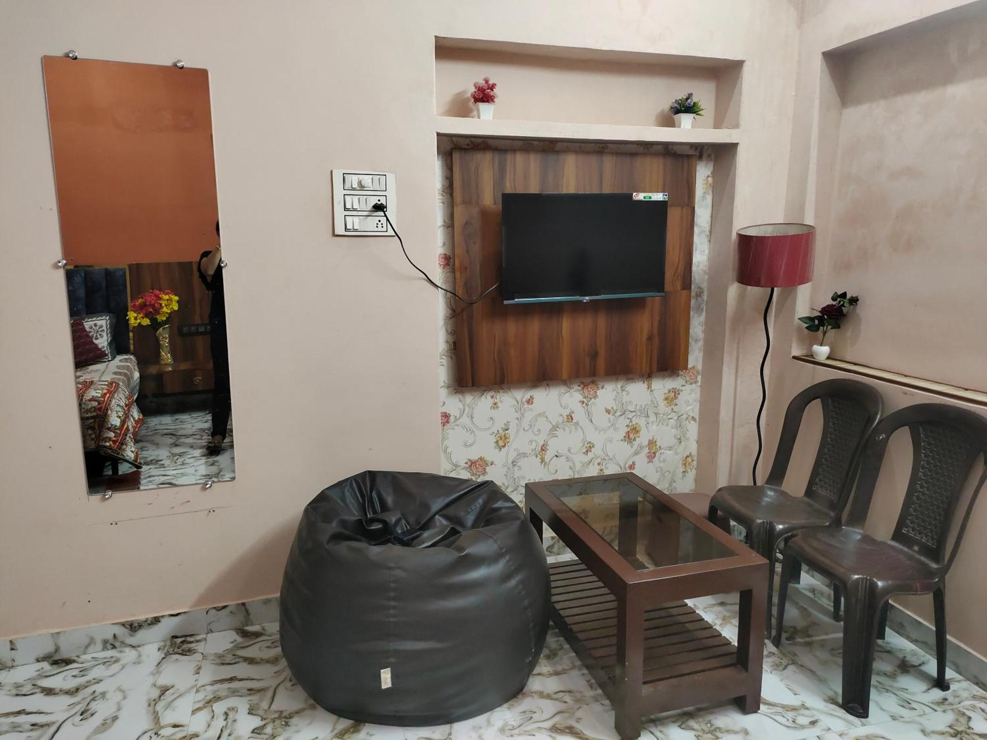 Banarasiya Stay Walking Distance To Banaras Railway Station Varanasi Eksteriør billede