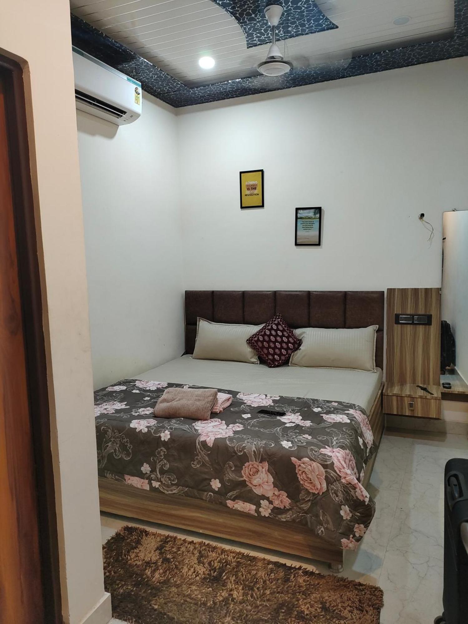 Banarasiya Stay Walking Distance To Banaras Railway Station Varanasi Eksteriør billede