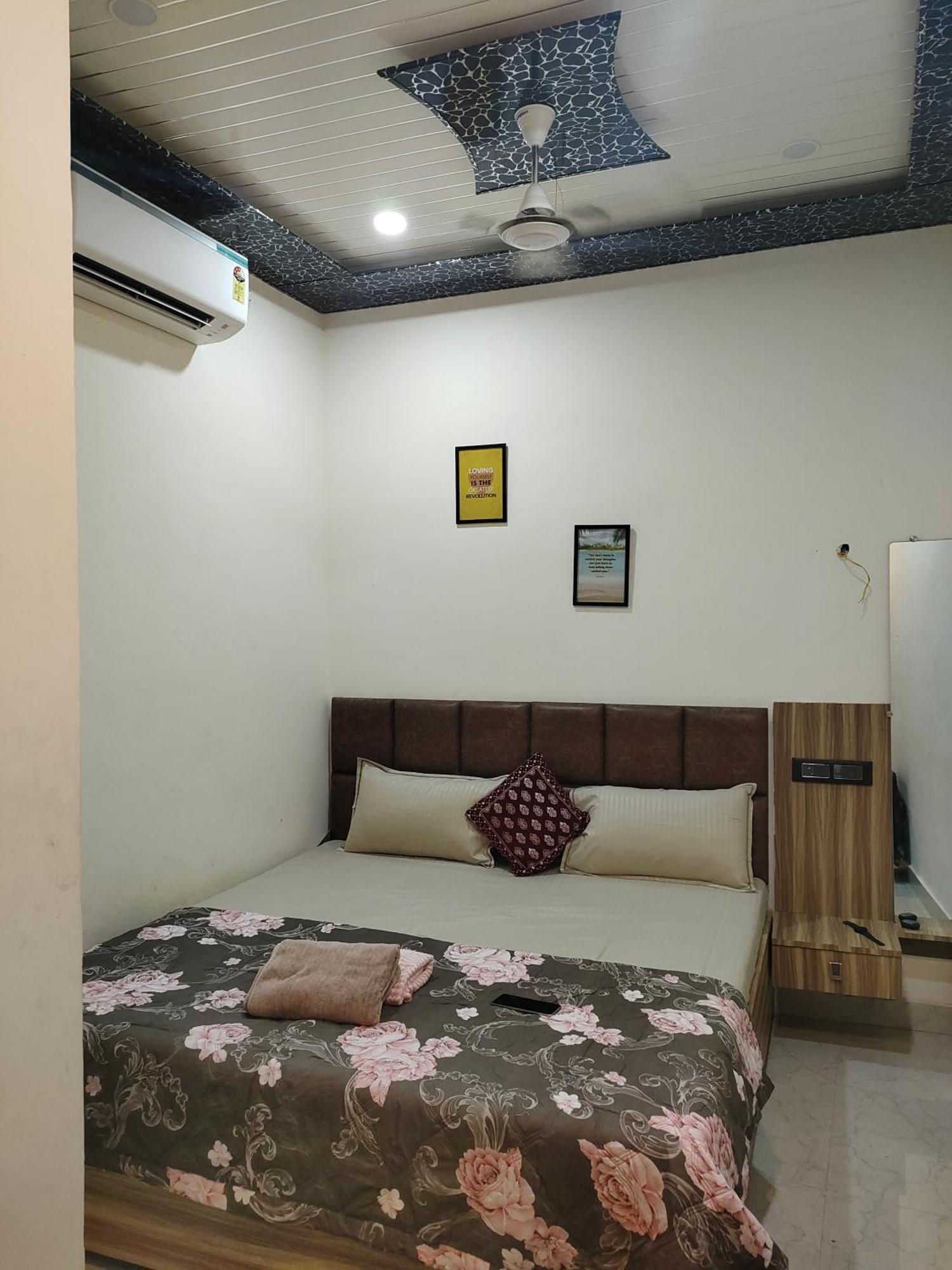 Banarasiya Stay Walking Distance To Banaras Railway Station Varanasi Eksteriør billede