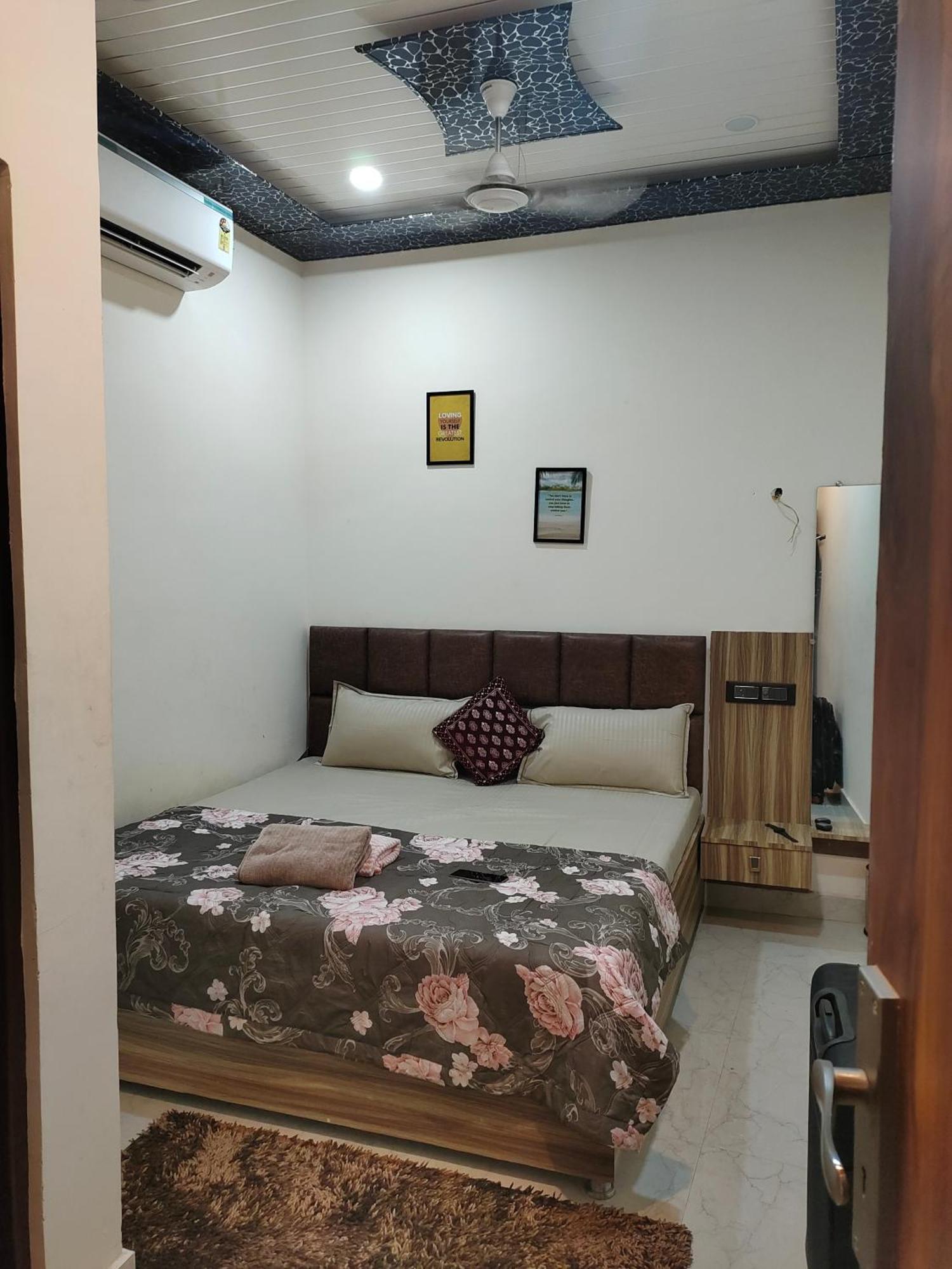 Banarasiya Stay Walking Distance To Banaras Railway Station Varanasi Eksteriør billede