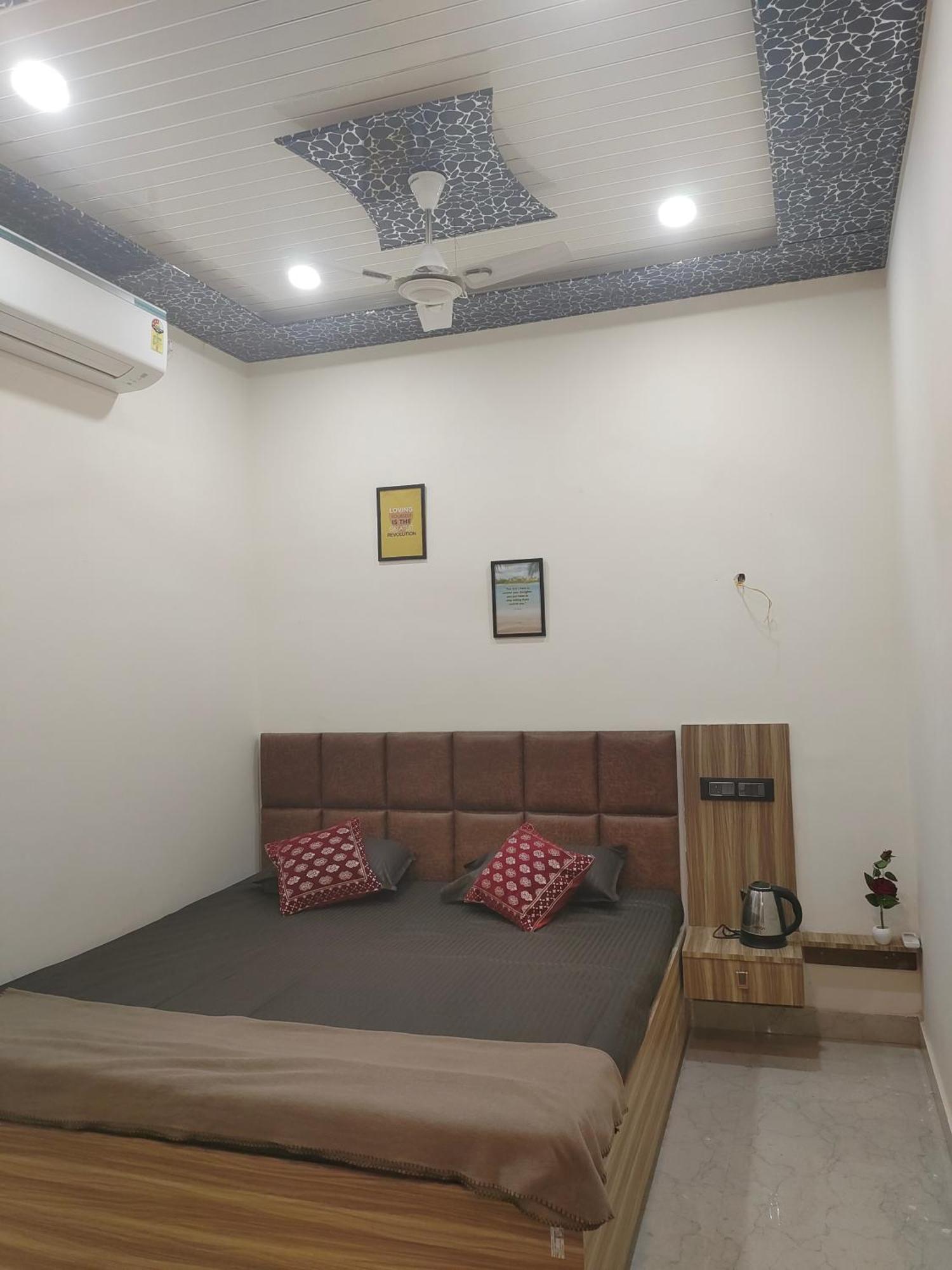 Banarasiya Stay Walking Distance To Banaras Railway Station Varanasi Værelse billede