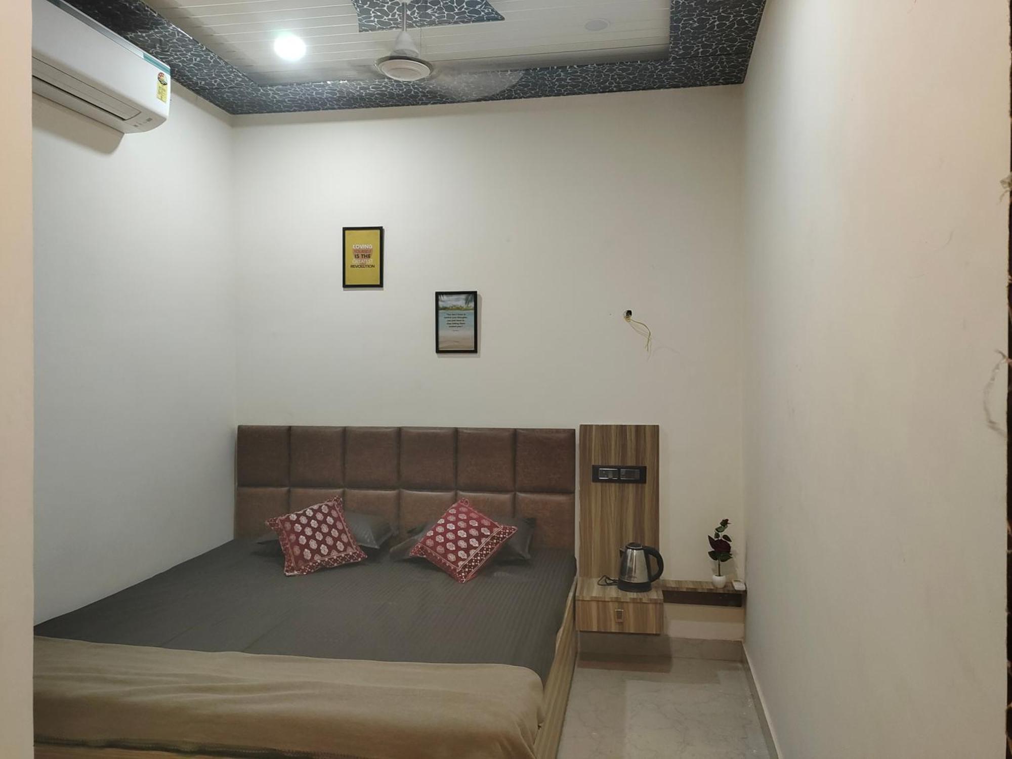 Banarasiya Stay Walking Distance To Banaras Railway Station Varanasi Eksteriør billede