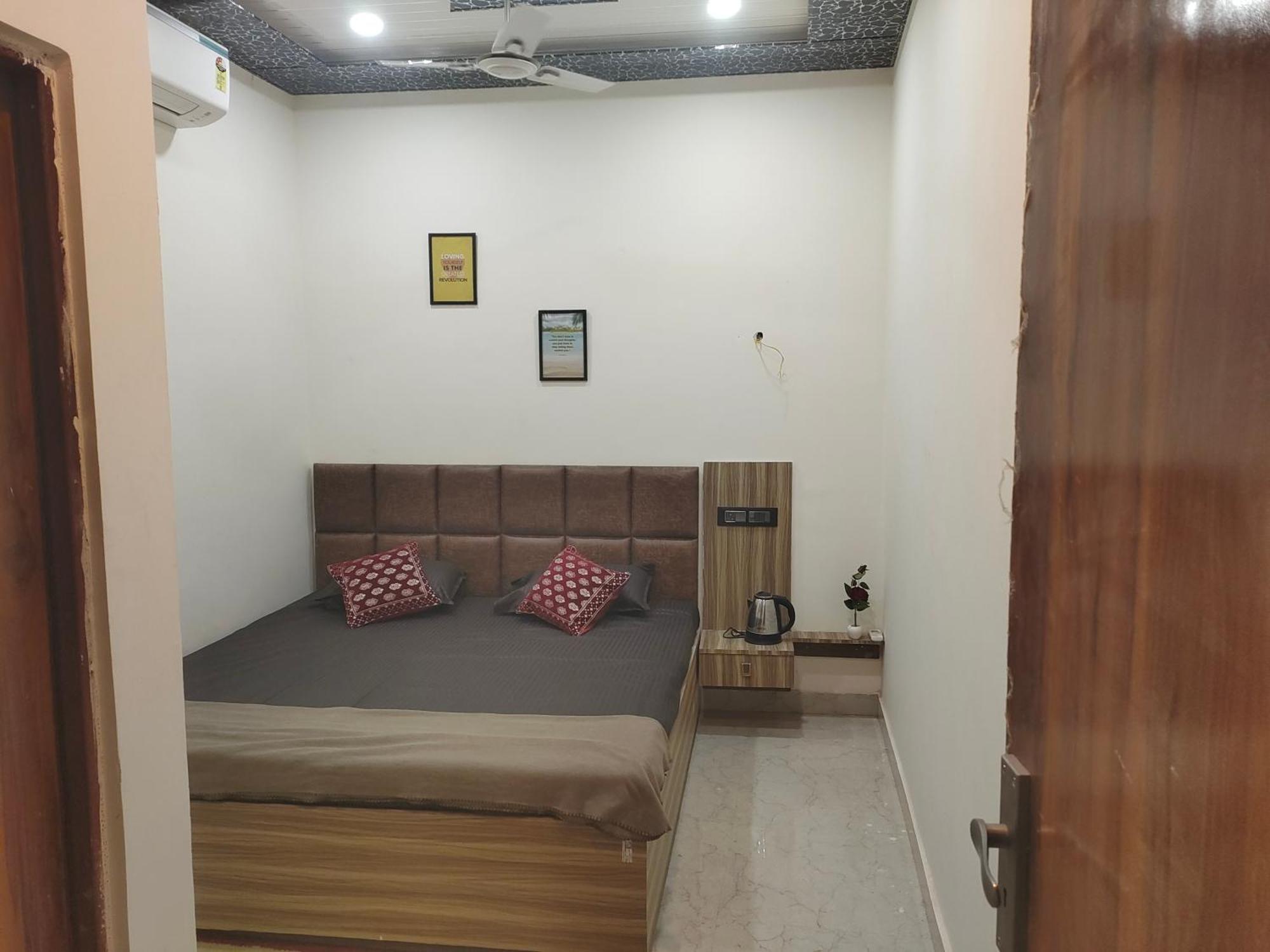 Banarasiya Stay Walking Distance To Banaras Railway Station Varanasi Eksteriør billede