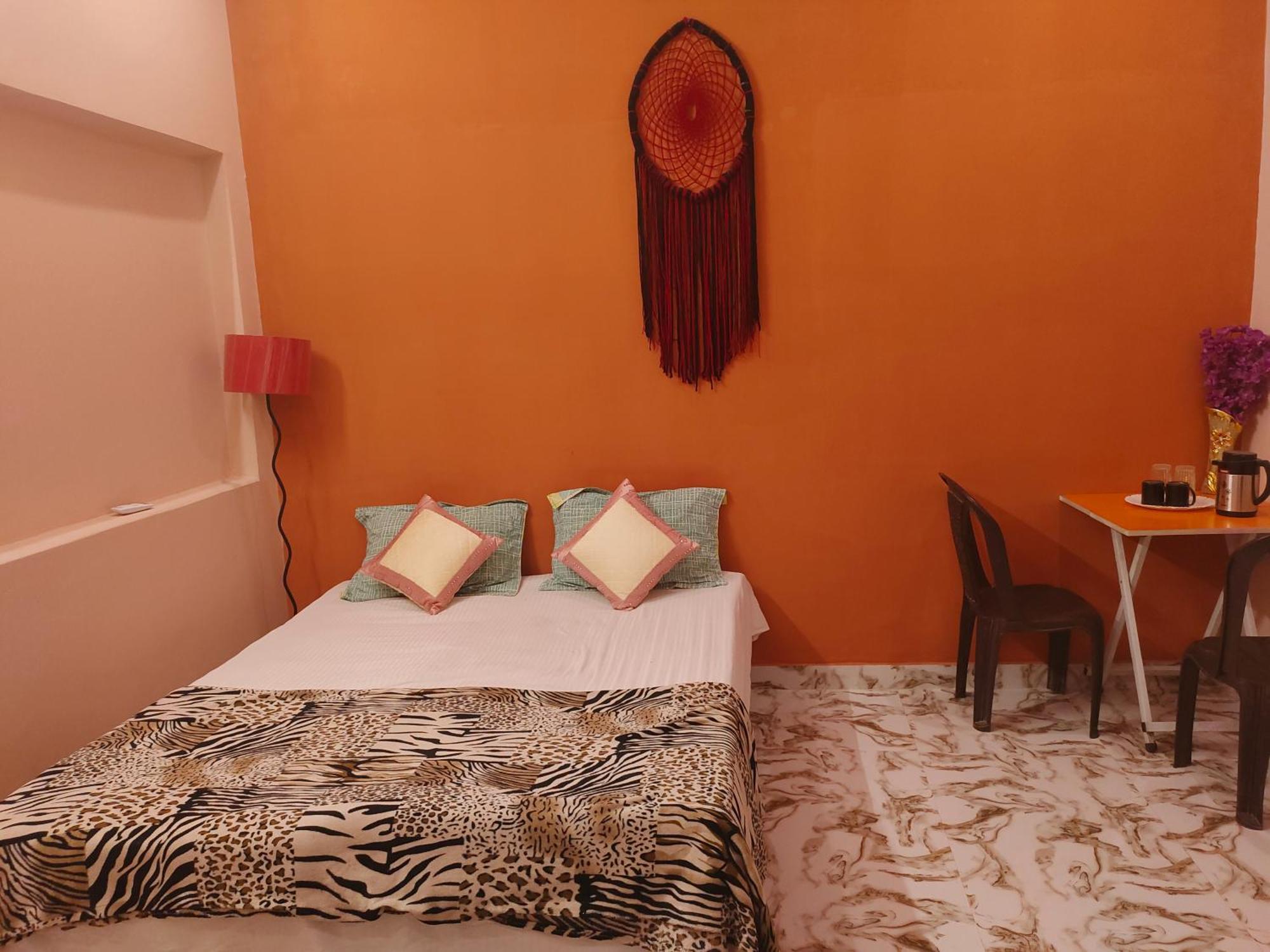 Banarasiya Stay Walking Distance To Banaras Railway Station Varanasi Værelse billede