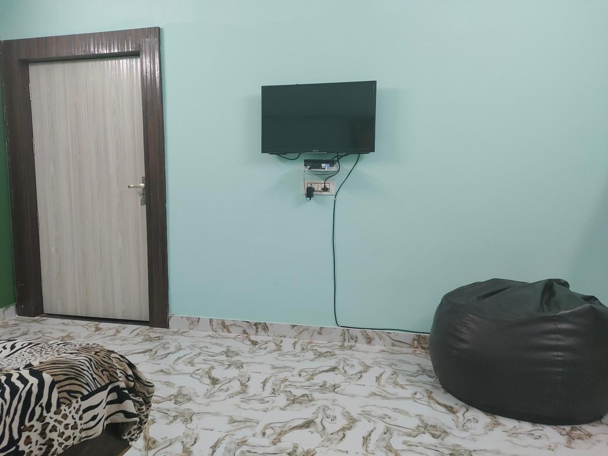 Banarasiya Stay Walking Distance To Banaras Railway Station Varanasi Værelse billede