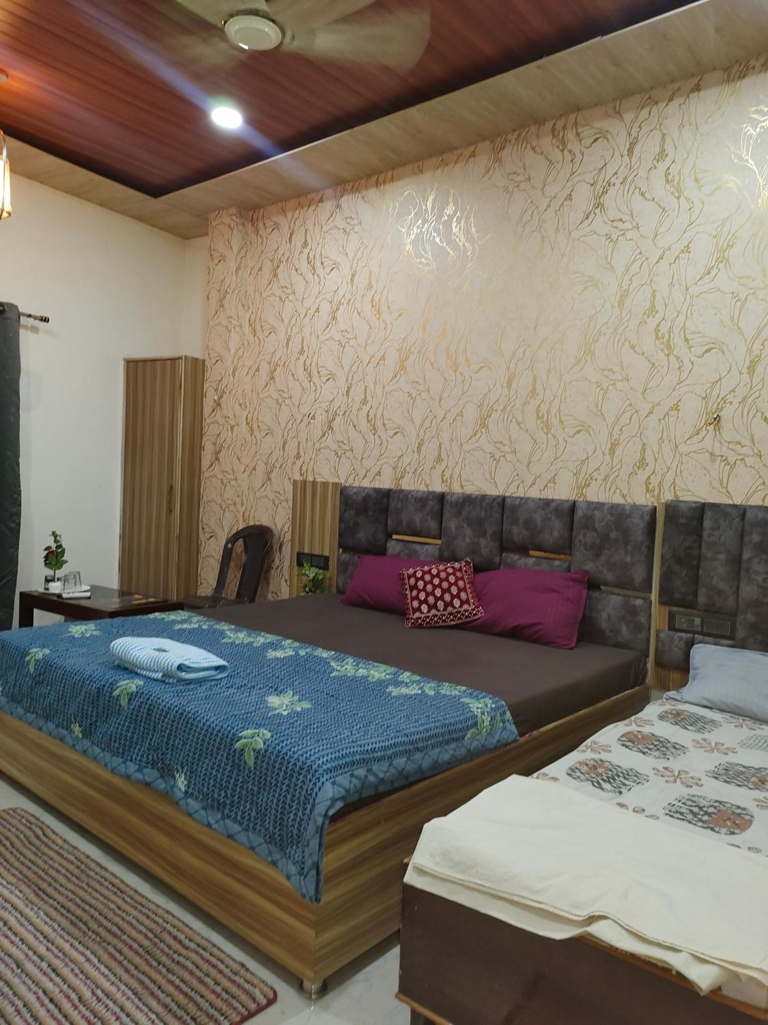 Banarasiya Stay Walking Distance To Banaras Railway Station Varanasi Eksteriør billede