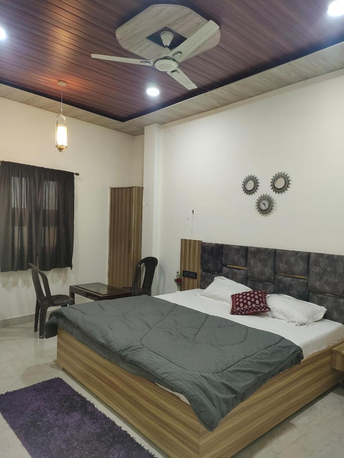 Banarasiya Stay Walking Distance To Banaras Railway Station Varanasi Værelse billede